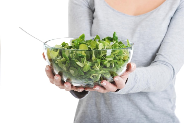 Ręce przygotowujące sałatkę